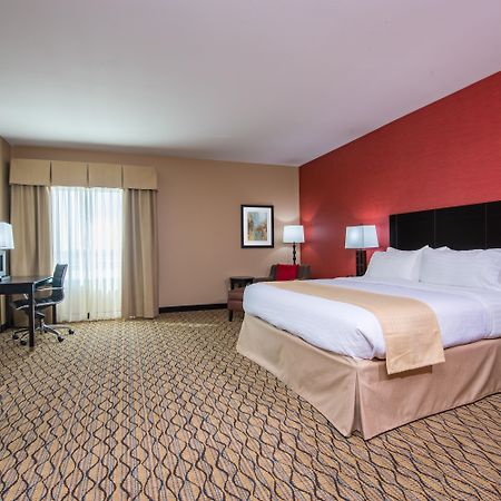 Holiday Inn Salina, an IHG Hotel Bagian luar foto