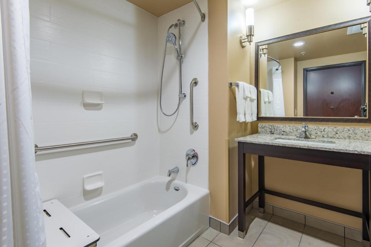Holiday Inn Salina, an IHG Hotel Bagian luar foto
