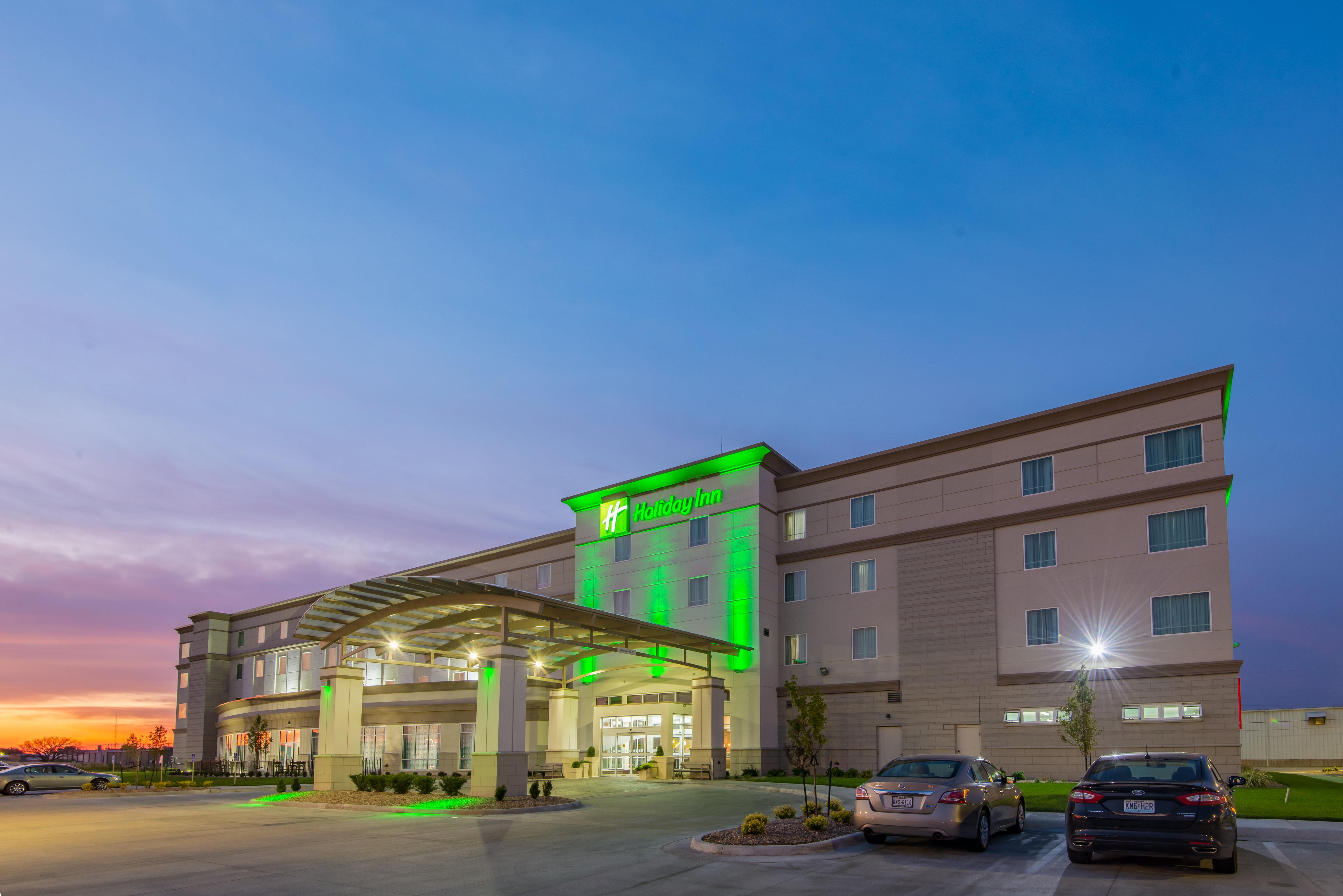Holiday Inn Salina, an IHG Hotel Bagian luar foto