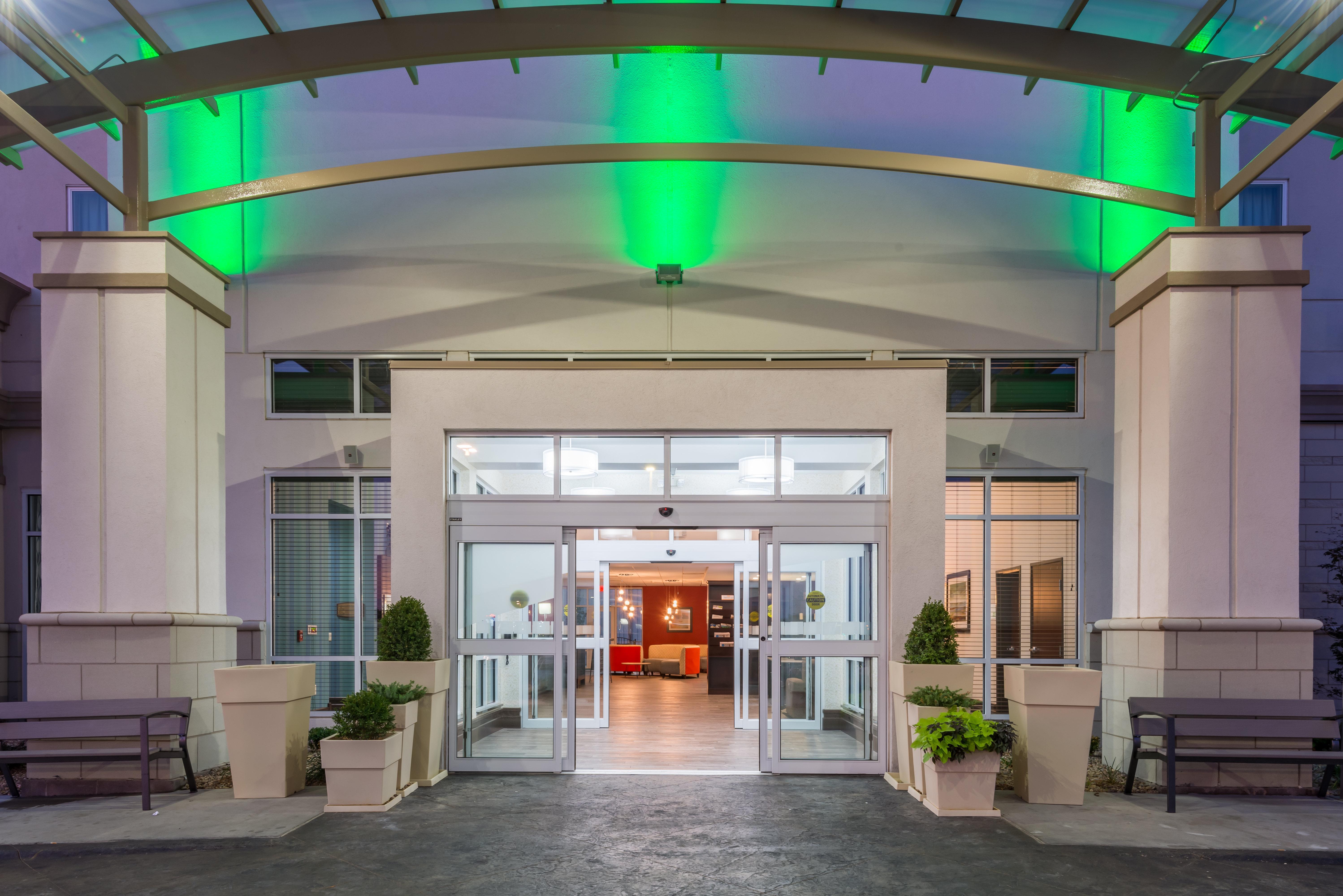 Holiday Inn Salina, an IHG Hotel Bagian luar foto