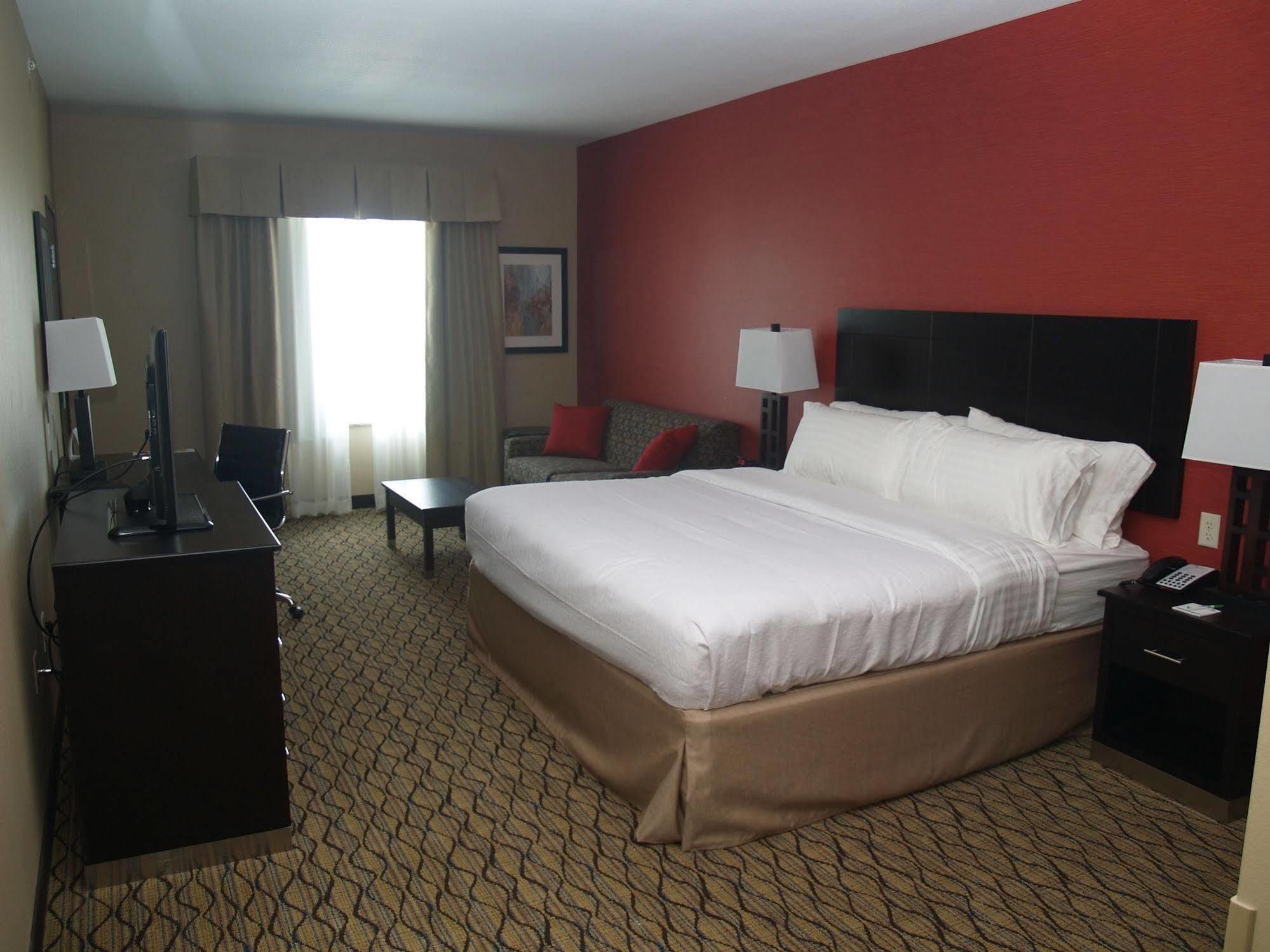 Holiday Inn Salina, an IHG Hotel Bagian luar foto