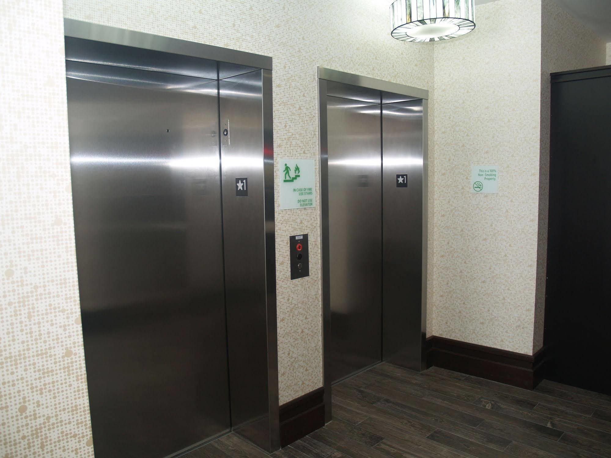Holiday Inn Salina, an IHG Hotel Bagian luar foto